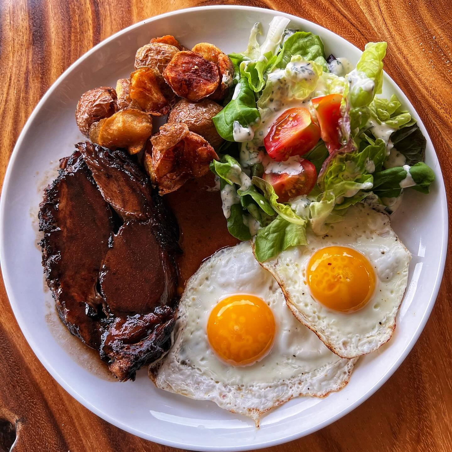 🍳🥩Lamb Steak &amp; Eggs 🥩🍳

@kahuanaalapastables Kahua Ranch lamb, shoulder steak braised, 2 @maukafresh eggs, smashed potatoes, farm salad with buttermilk ranch, lamb demi glaze.