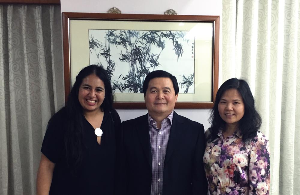 .... Foto con el embajador Dong Xiaojun y su señora. .. Photo with the Ambassador Dong Xiaojun and his wife. ....