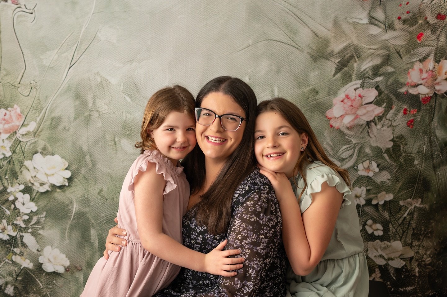 Happy Easter! 🐰🐣🌷 Wishing everyone a lovely long weekend with family in the beautiful Spring weather we&rsquo;re having!

Three options for Spring photos have been added to the website! I have two studio options as well as an outdoor option for fa