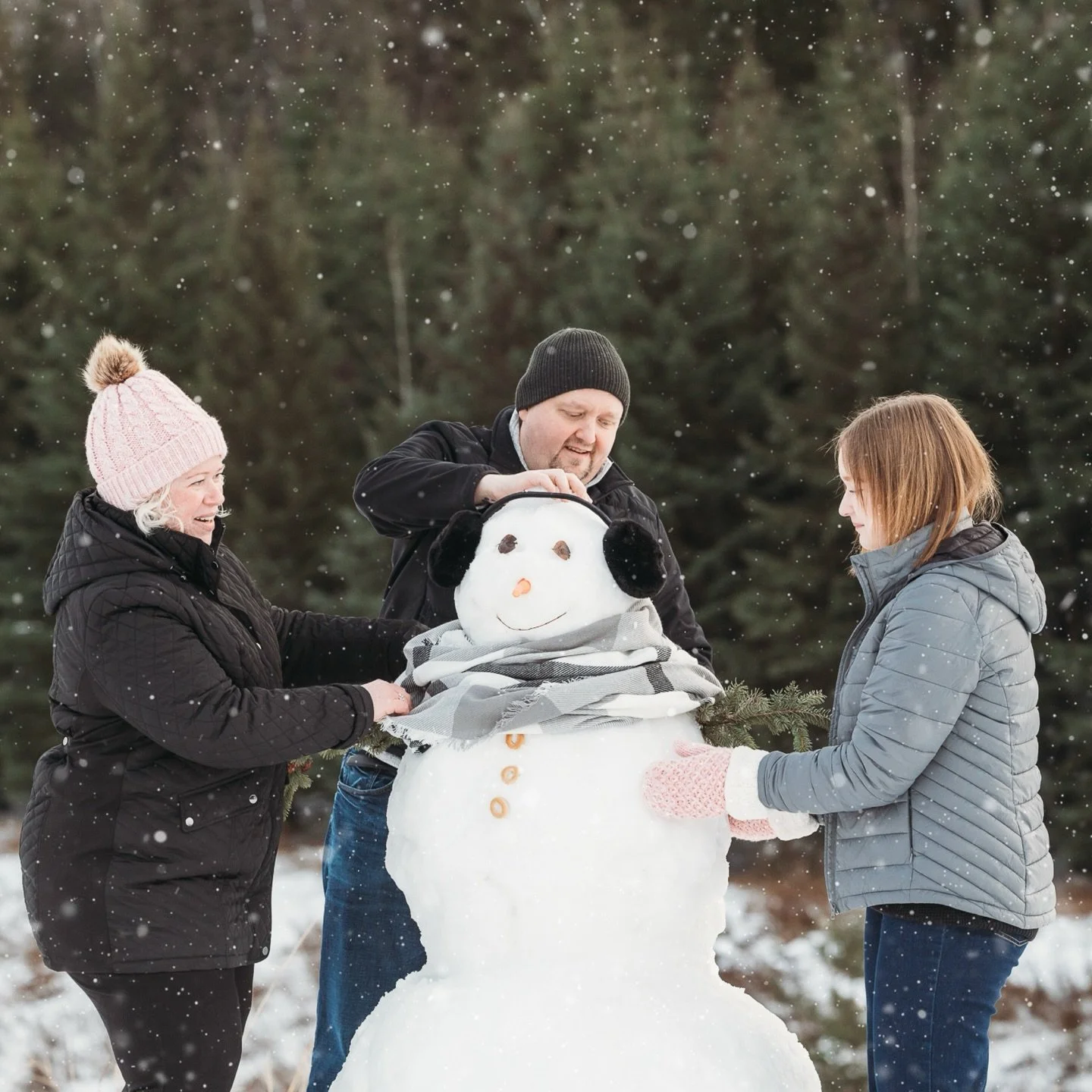 It&rsquo;s a winter wonderland! We&rsquo;ve had some cold days this winter but also so many perfect warm winter days that allow for fun family photos like these ⛄️❄️

#winterwonderland #familyphotos #edmontonphotographer #lifestylephotography #yeg