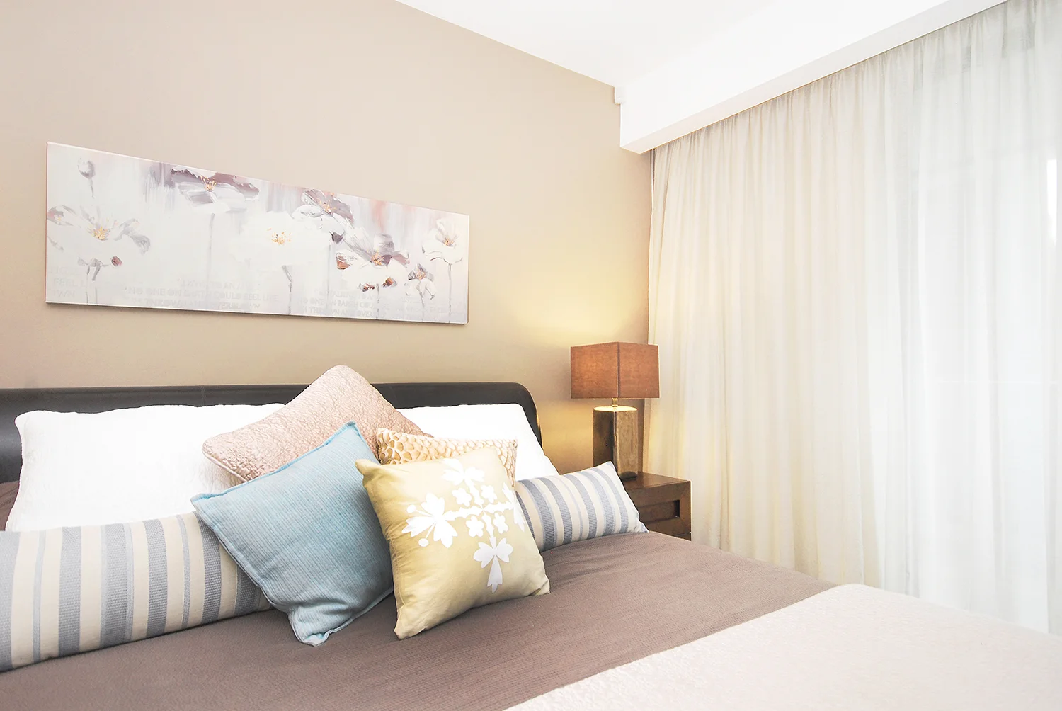  Soft, romantic colours in the bedroom 