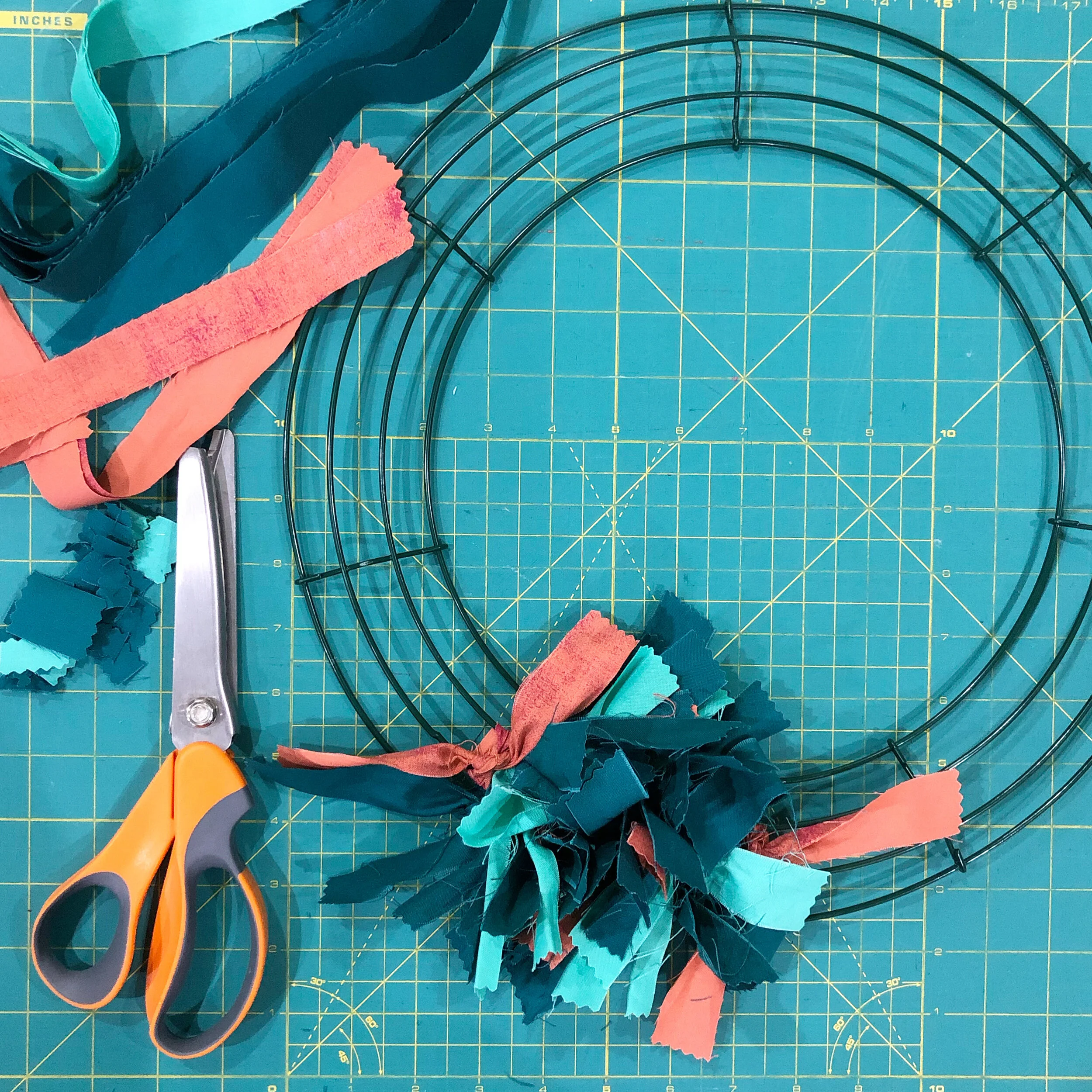 Christmas Rag Wreath with Shapable Fabric Bow Tutorial & Tips — WEFTY