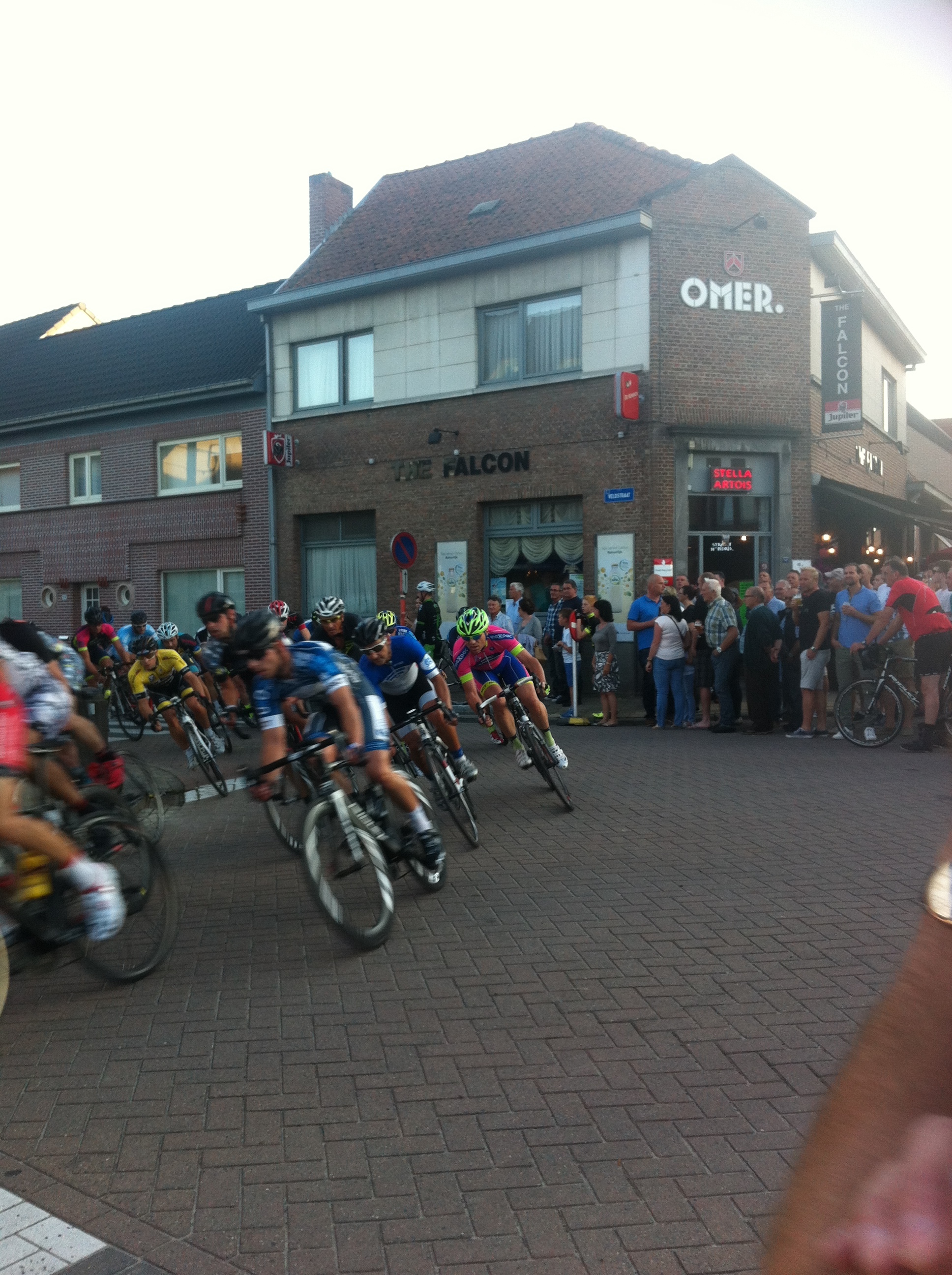 VWB League action passing the The Falcon pub at the Temse Kermis. Typical of a Belgian kermis bike race with good crowds, good beer and pubs like The Falcon doing a roaring trade .... the sort of little Flemish pub lost in the last century (at least) where your shoes seemingly stick to the floor and a barmaid who looks like your grandmother. The Falcon had it all ... 