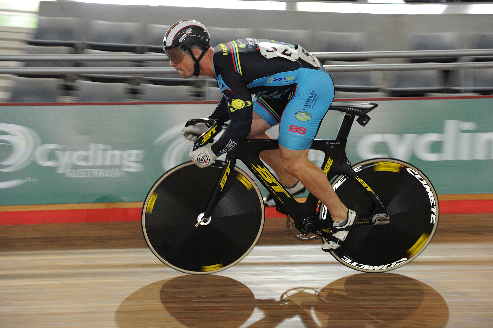 Congratulations to Mike Smith (BiciSport M4) took Sprint Gold at the World Masters Track Championships in Manchester. Mike won the Sprint Final 2-1 then took Bronze in the Team Sprint. 