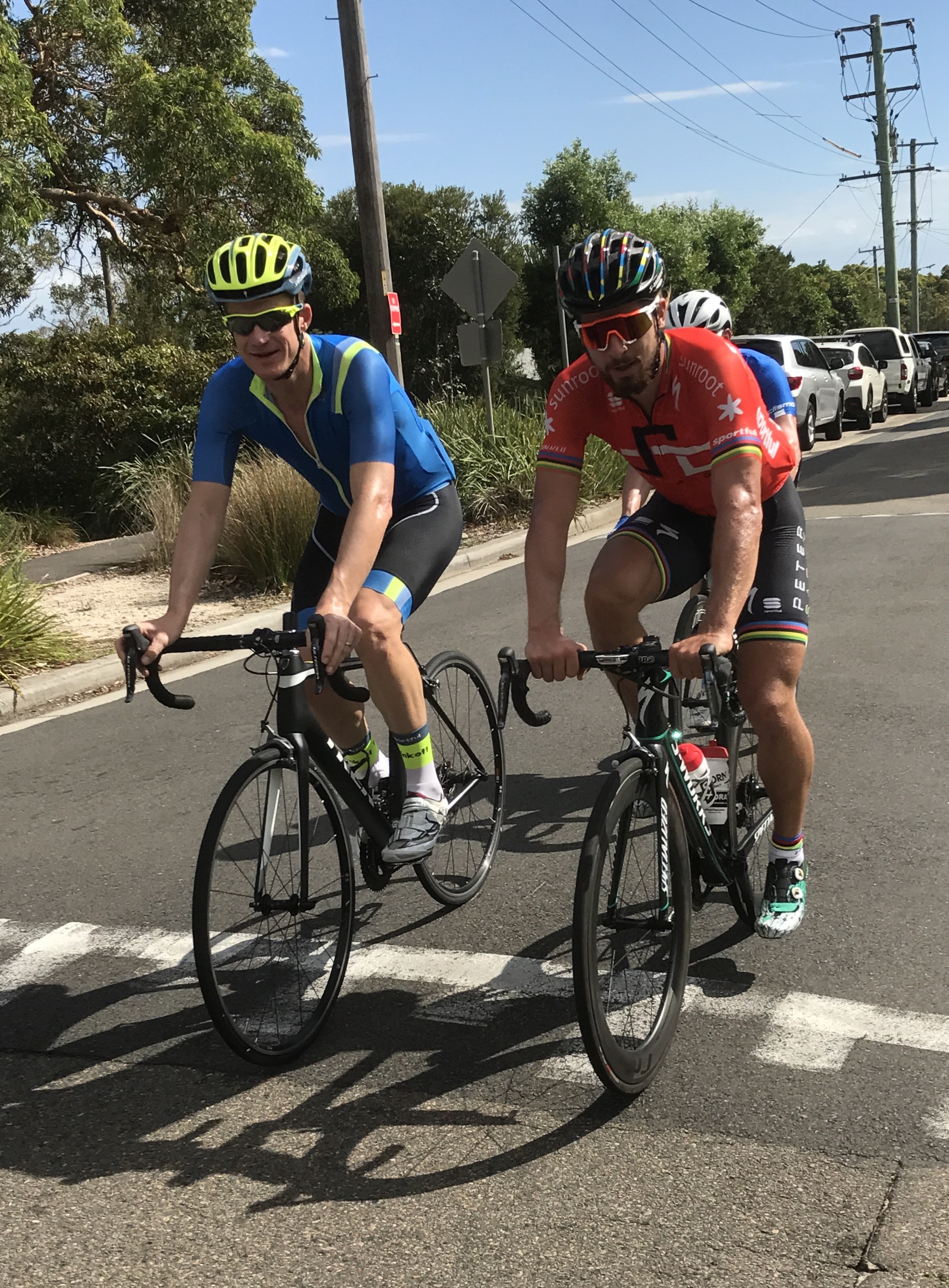 December 31 ... calmly driving two Belgian friends around Chowder Bay near Mosman chasing a good coffee .... hang on a minute ... isn't that Peter Sagan & Mick Rogers ! ? ... can't be ! ? ... double take ... yep, "Peter" on the knicks sort of gave it all away. Nobody is ever going to believe this ...