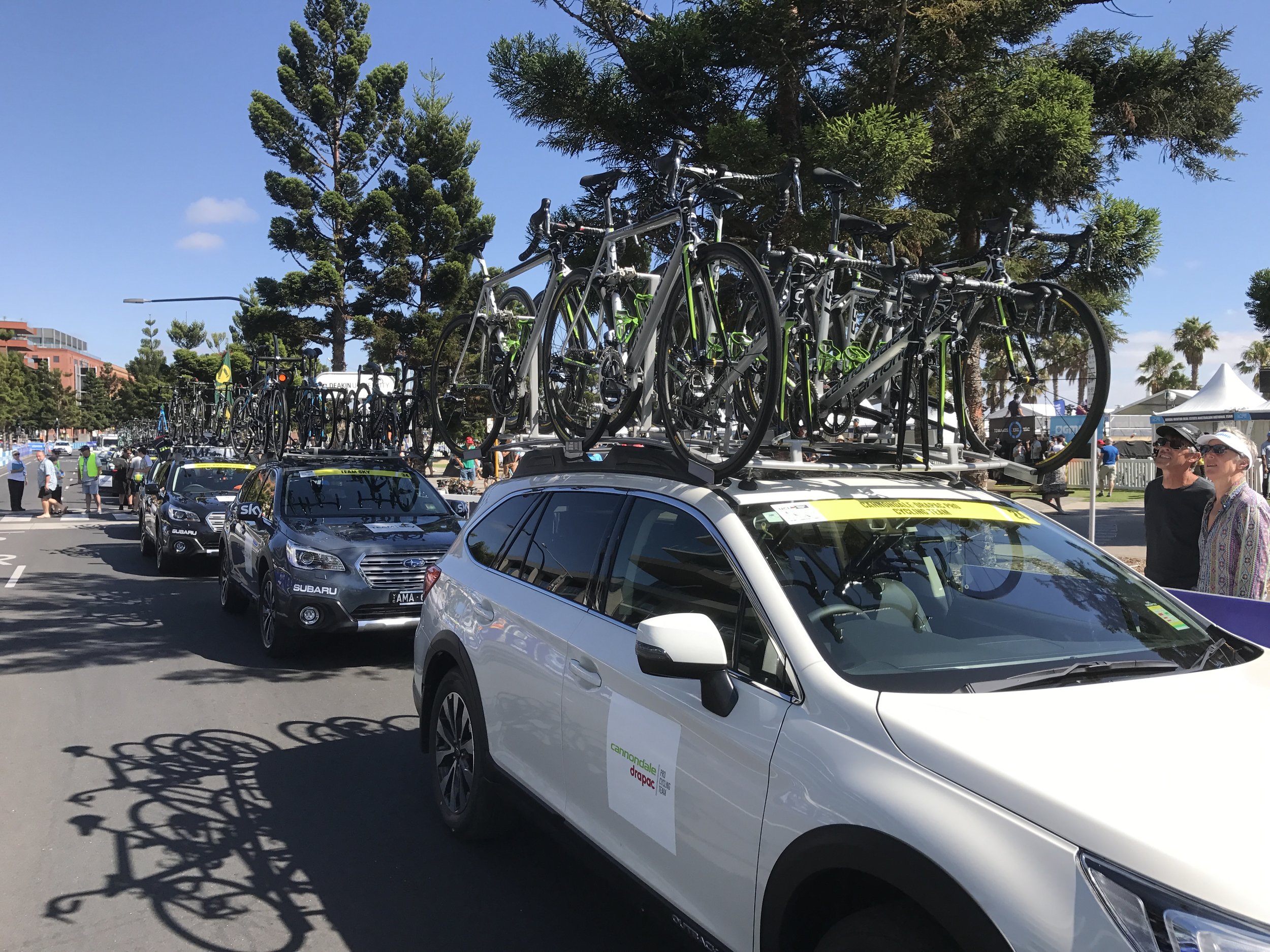 Cadel Evans 2017 - Convoy on the start line 