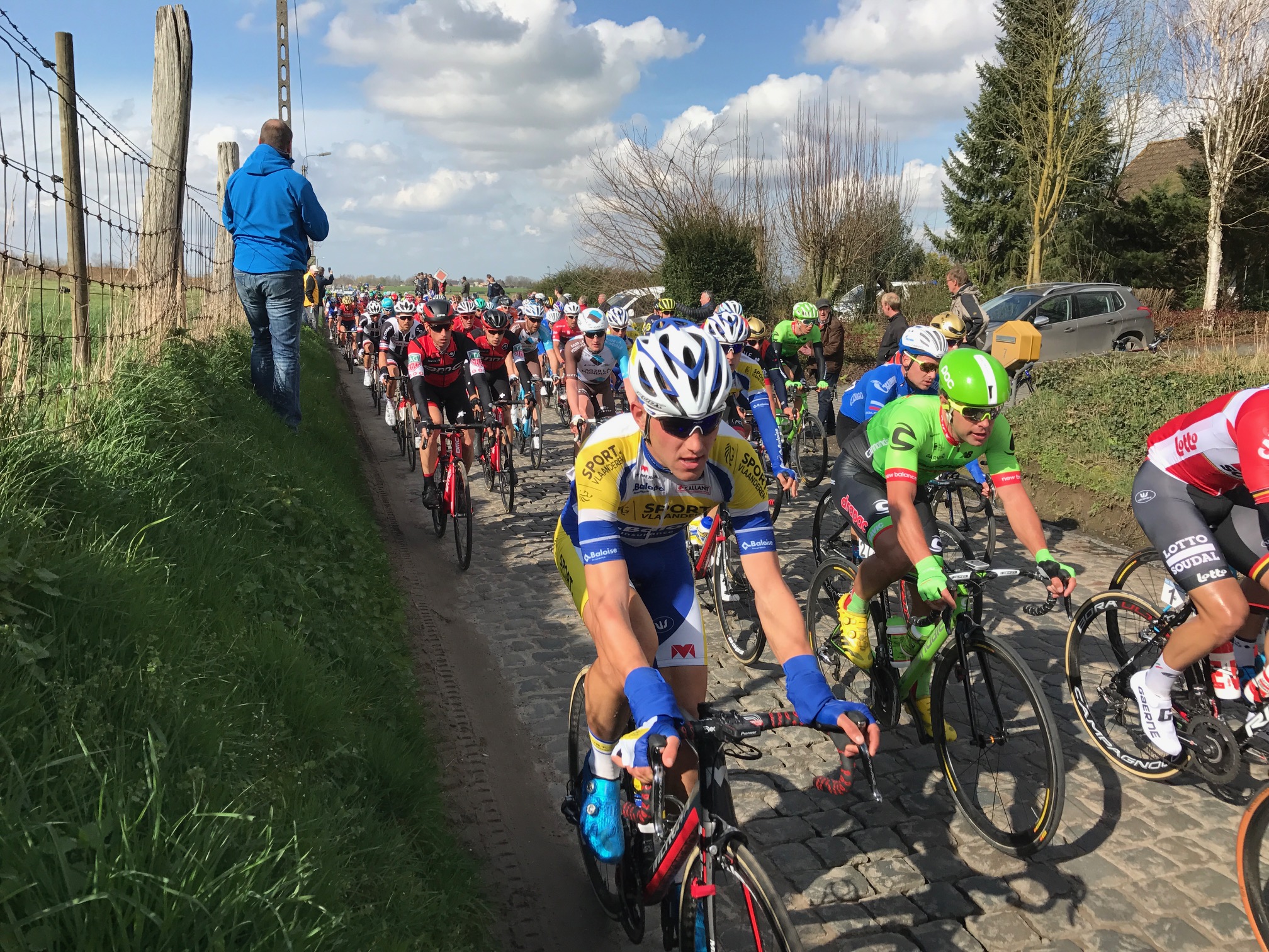 Dwars Vlaanderen 17 - The peloton slams over the Holleweg cobbles just outside Maarke Kerkem