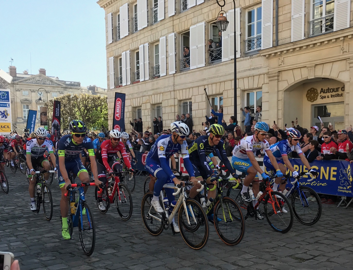 Paris Roubaix 17 - Tom Boonen & Matt Hayman roll out from Compeigne