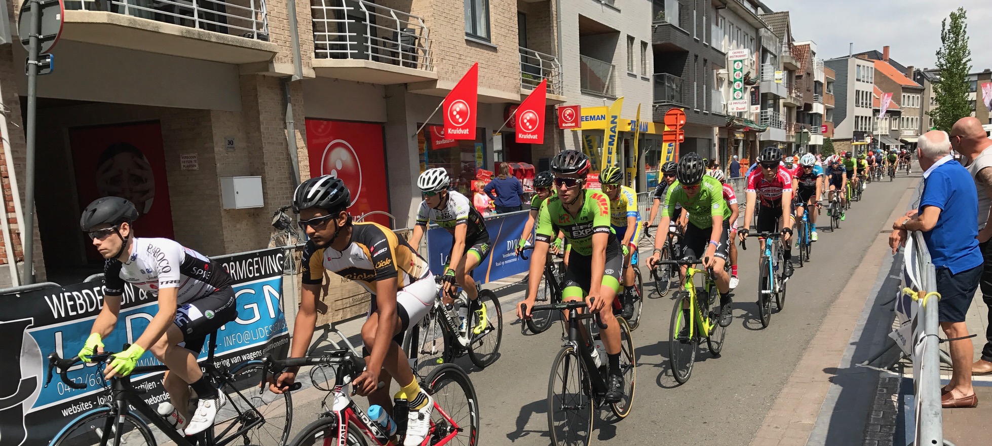 Gistel 17 - Peloton rolls through the start line with Peter (in Flanders red) well to the fore