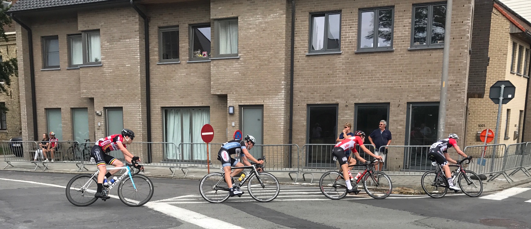 Diksmuide 17 - Peter Livingstone (red jersey) in the early breakaway