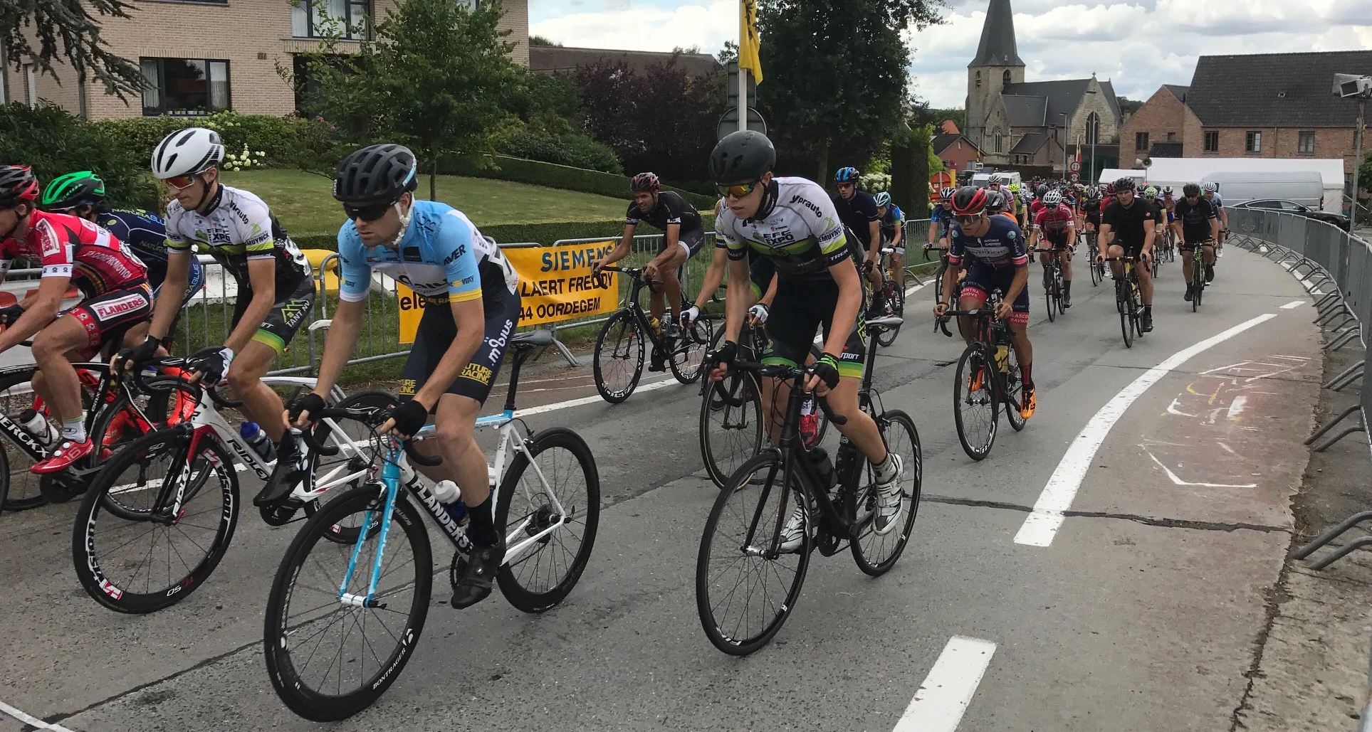 Landskouter 17 - Peter Livingstone (in Mobius blue) leads the peloton on the early laps