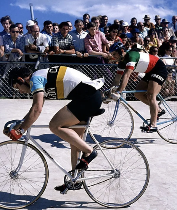 Gordon leads Giordano at Camperdown. Professional sprinters of the day never wore socks !