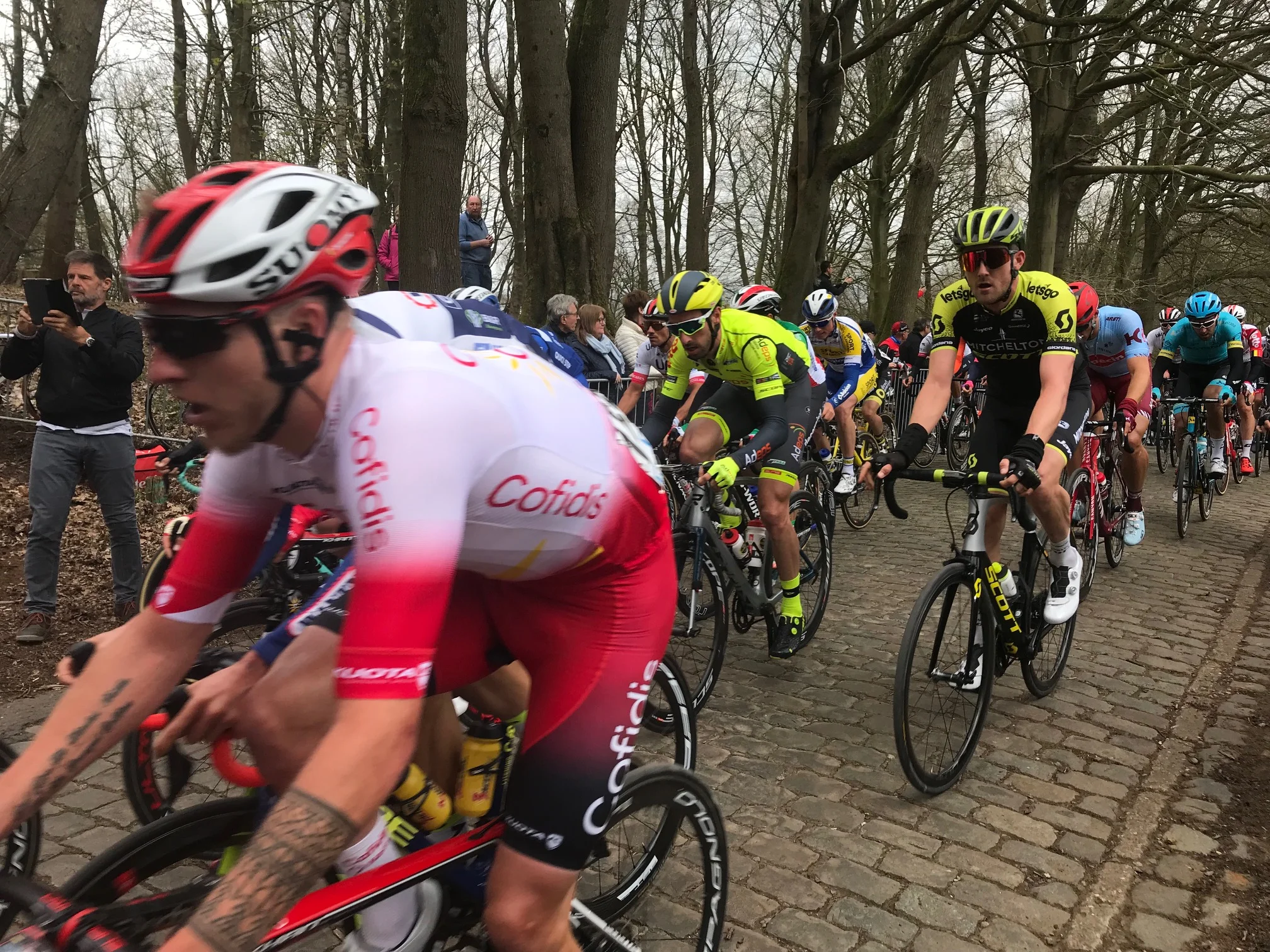 Bruges - De Panne Classic @ 27 Mar - Martin Wright (left) as the main peloton passes the top of the Kemmelberg climb