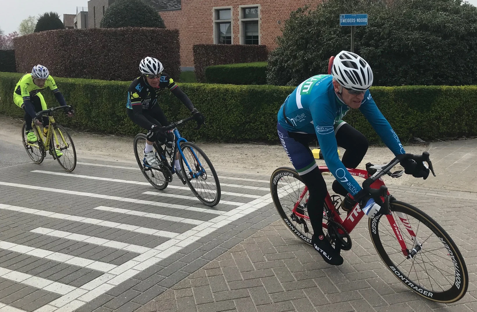 Velle WAOD Masters Race @ 31 March - Mike Lawson enters the finishing straight on lap 2 (of 8 laps). Conditions were fresh with a sharp Flanders breeze on the nose. Each lap had numerous corners along narrow Flemish laneways with two climbs (being man made Antwerp-Paris freeway overpasses).