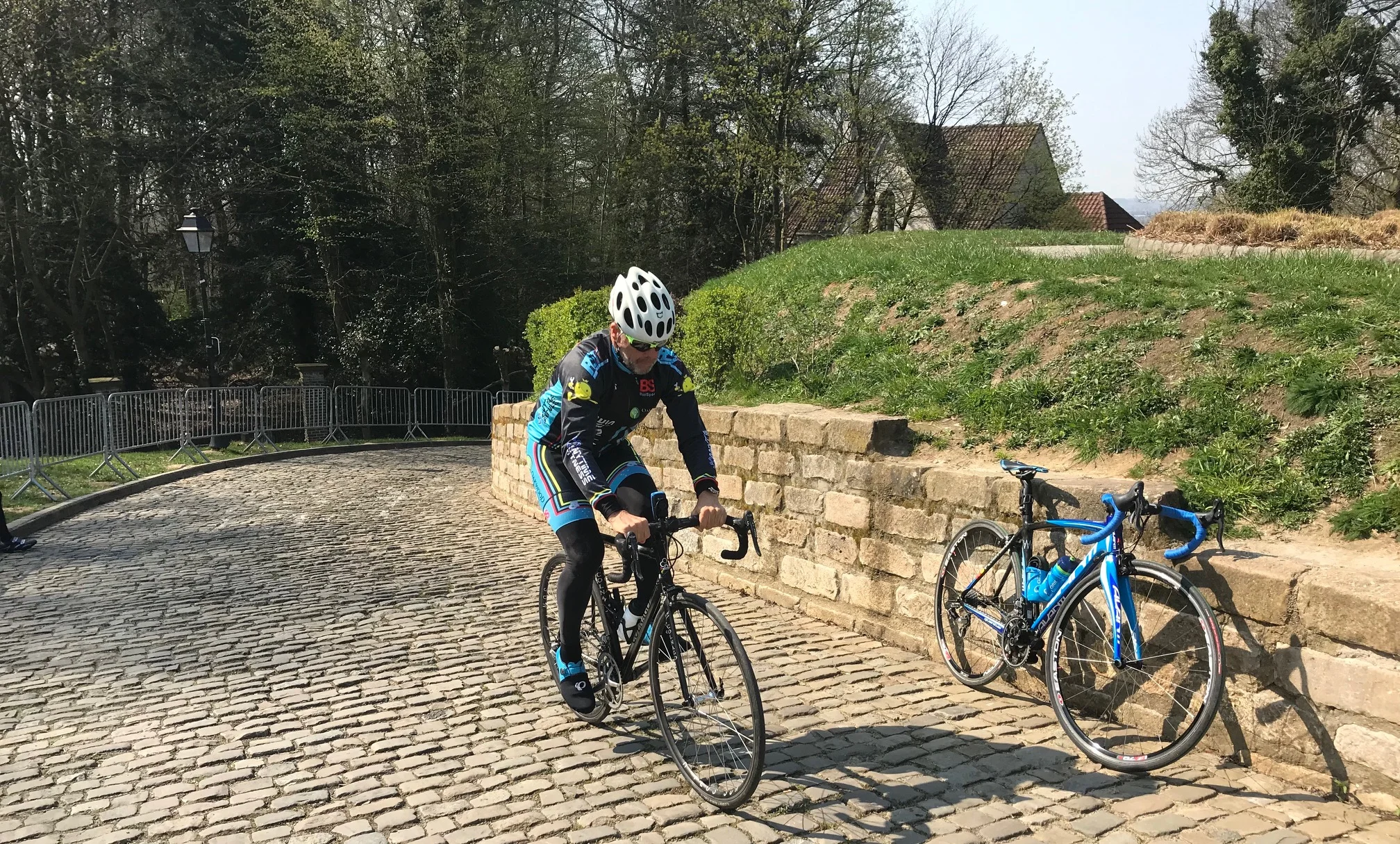 Muur (Wall) of Geraadsbergen @ 1 April - Marty Wright climbs the Kapel Muur (Chapel Wall) cobbles Muur Ride Report @ 1 April A 70k ride was on the menu with small Flemish back lanes towards Brakel, where we joined the official Tour of Flanders race route and simply followed the race route signs already posted for next weekends Flanders Classic. Then it was through Brakel and on towards the cobbled Muur of Geraadsbergen. As cobbled climbs go the Muur maybe is the most famous but is neither the steepest nor the most difficult (Patersberg is much more uncomfortable) and everybody got to the Muur summit comfortably.