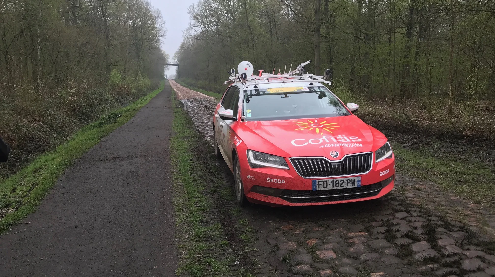 Troisvilles Wallers @ 8 April - Wallers Arenberg and the Cofidis Team Car turned up for a pre recce inspection