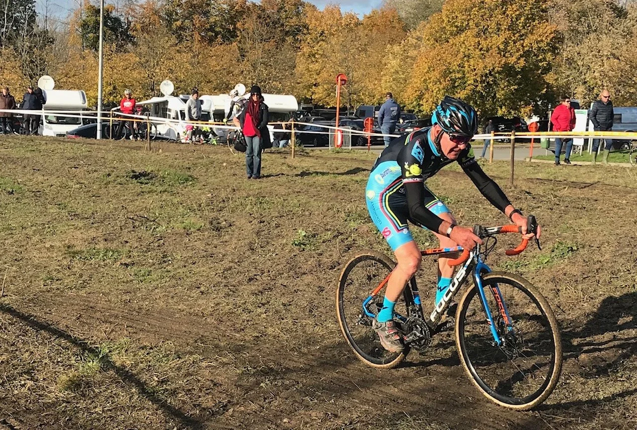 Zottegem Cyclocross Belgium @ 9 Nov - Mike Lawson on the steady uphill section. Weather conditions were nearly balmy for Belgium in November - sunshine & light winds and 9 degrees. Races were held for all categories from Under 9, Juniors, Women & Masters. All fields were fully subscribed.