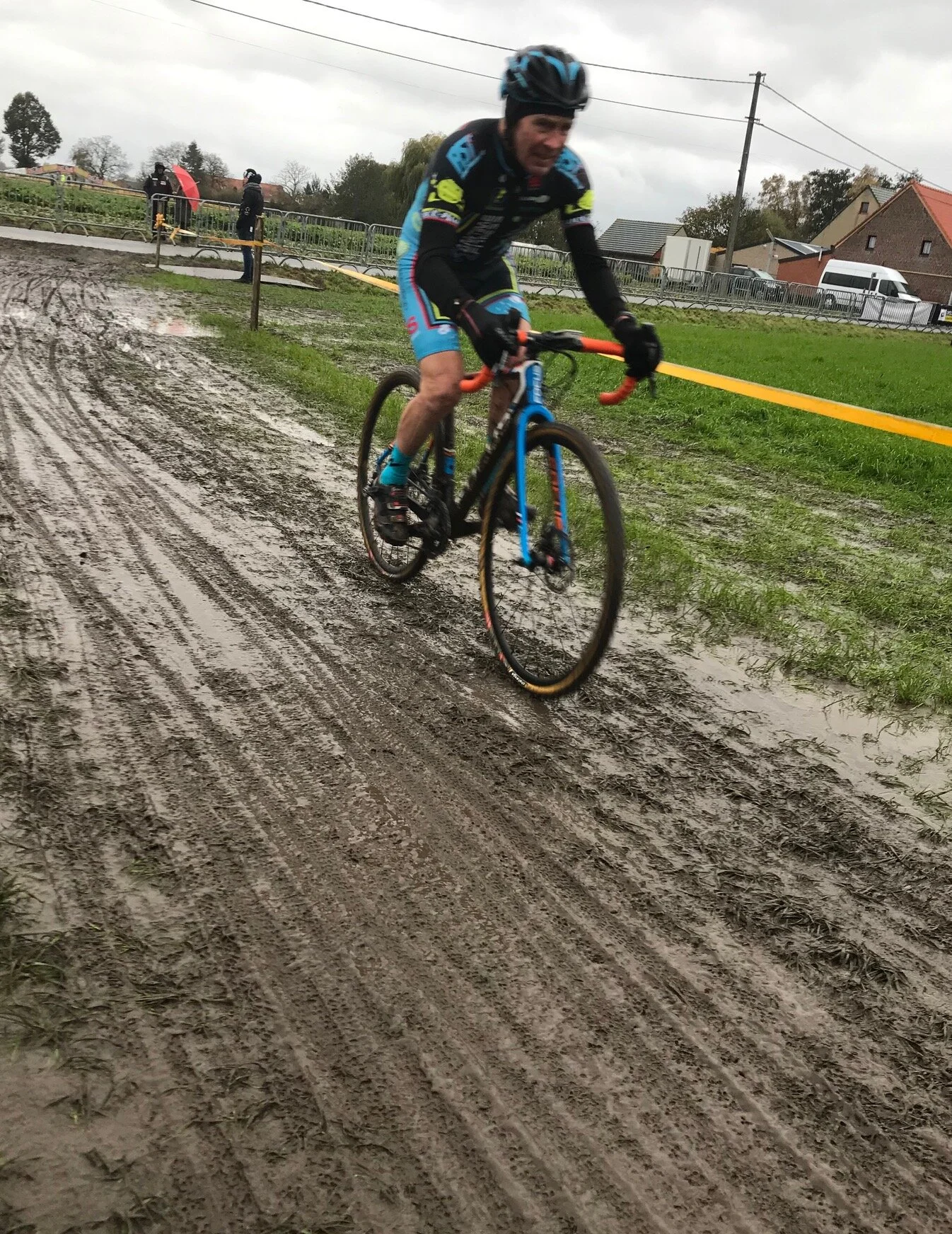 Flanders Cyclocross Championships @ Litchervelde @ 11 Nov - Mike Lawson leaves the finishing straight behind, turns left and begins lap 2 in the Flanders mud