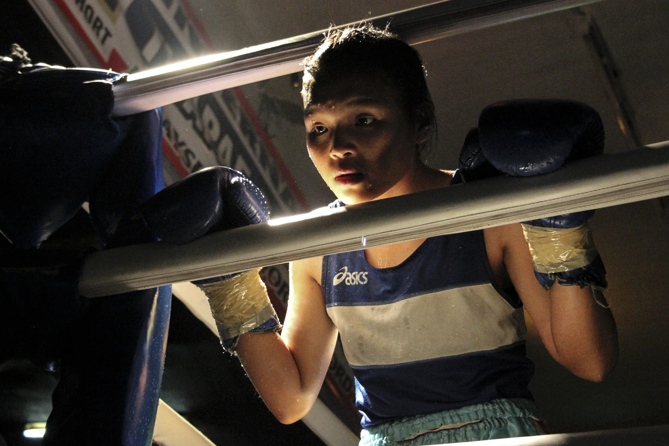 The teenage girl consults her trainer during the match, she is not fighting well. 