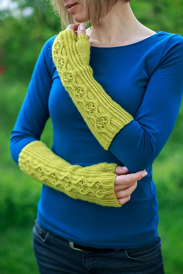 05_alice_valknitting.jpg