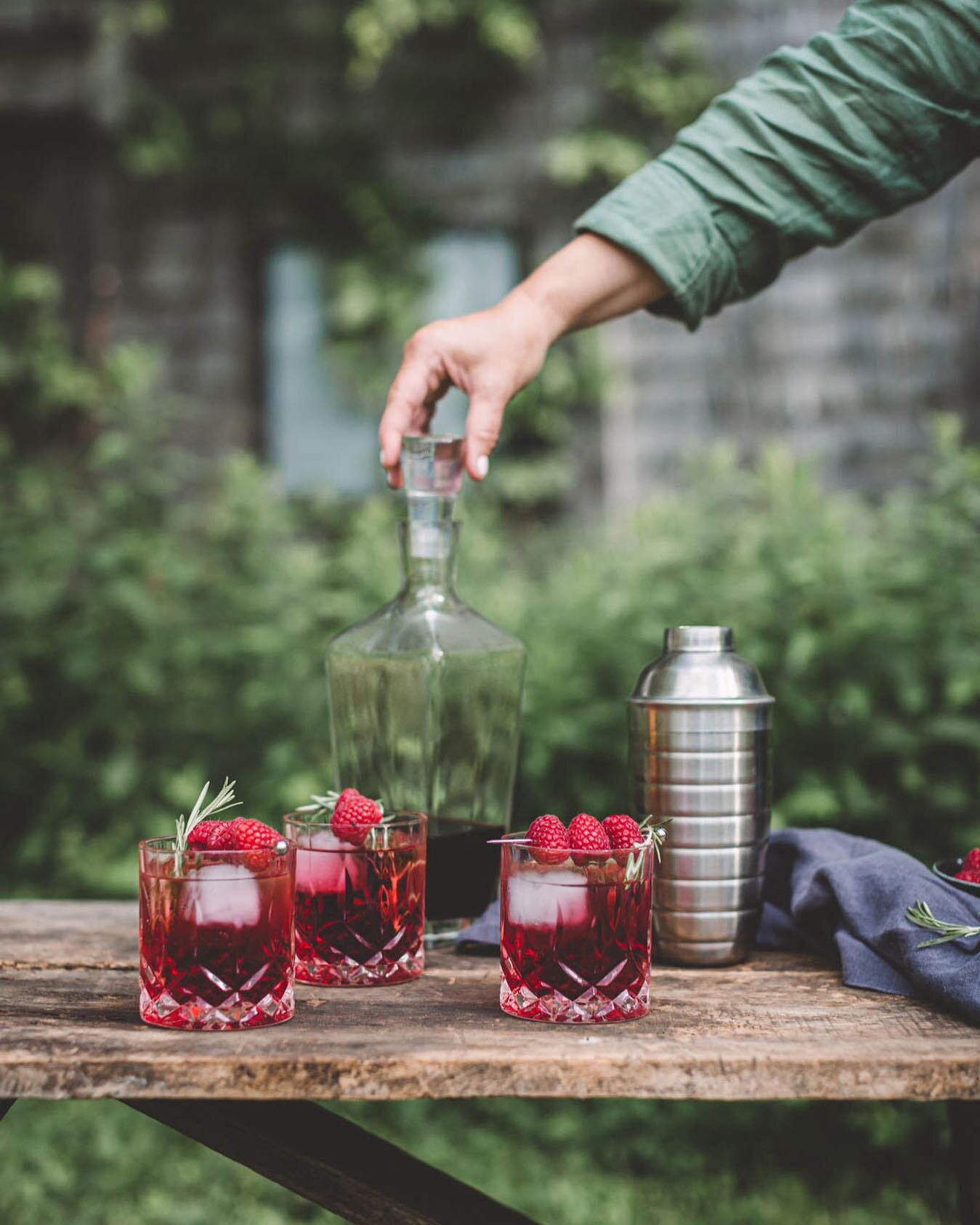 When it&rsquo;s Monday but you wish it was still the weekend and you were mixing up summery cocktails with @allisonjacobs (the perfect hand model 😊) 🌿 Wish you were here AJ!  #livetheseasons