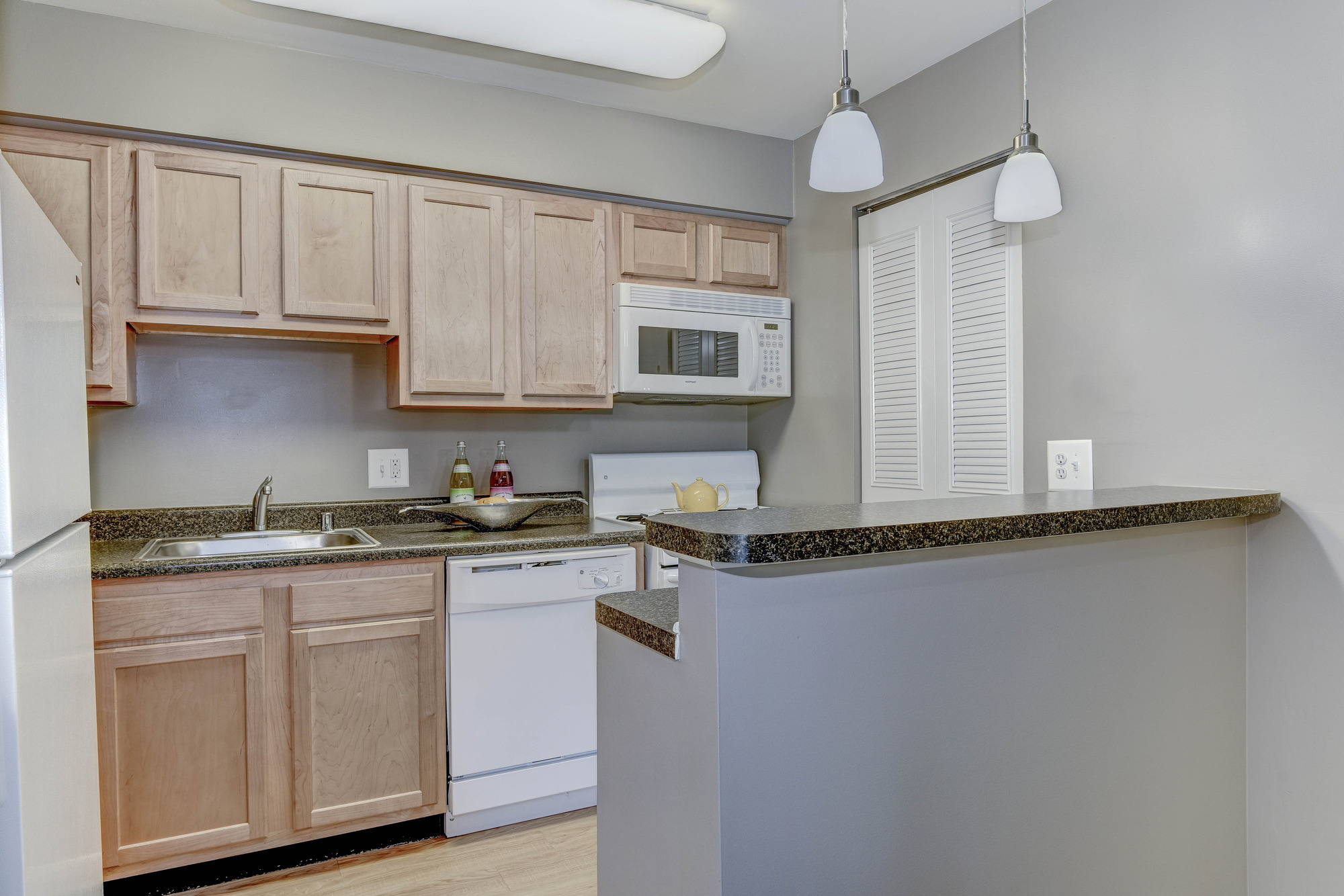 Hampton Manor Apartments & Townhomes in Cockeysville, MD - Apartment Kitchen