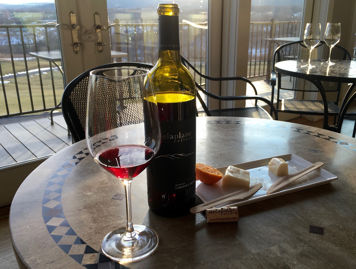 Once you've tasted your way through the lineup at the bar, consider ordering a bottle to share with friends alongside the great assortment of cheeses and the famous "cellar bread". You'll never grow tired of the live music and the stellar scenery. It's easy to spend an entire afternoon here.