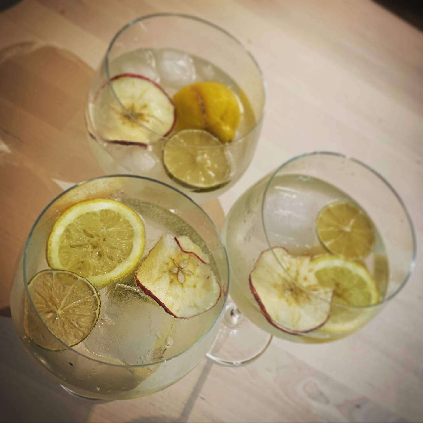 A #HappyNewYear with #Spanish #gin in #England. Thanks to @nordesgin, and thanks to @serrestaurant for teaching me how to make it right.

🤍 ❤️ 💛 🇪🇸 🏴󠁧󠁢󠁥󠁮󠁧󠁿 

#NYE #newyear #newyearseve #cocktails #ginlovers @lucyalicebourne