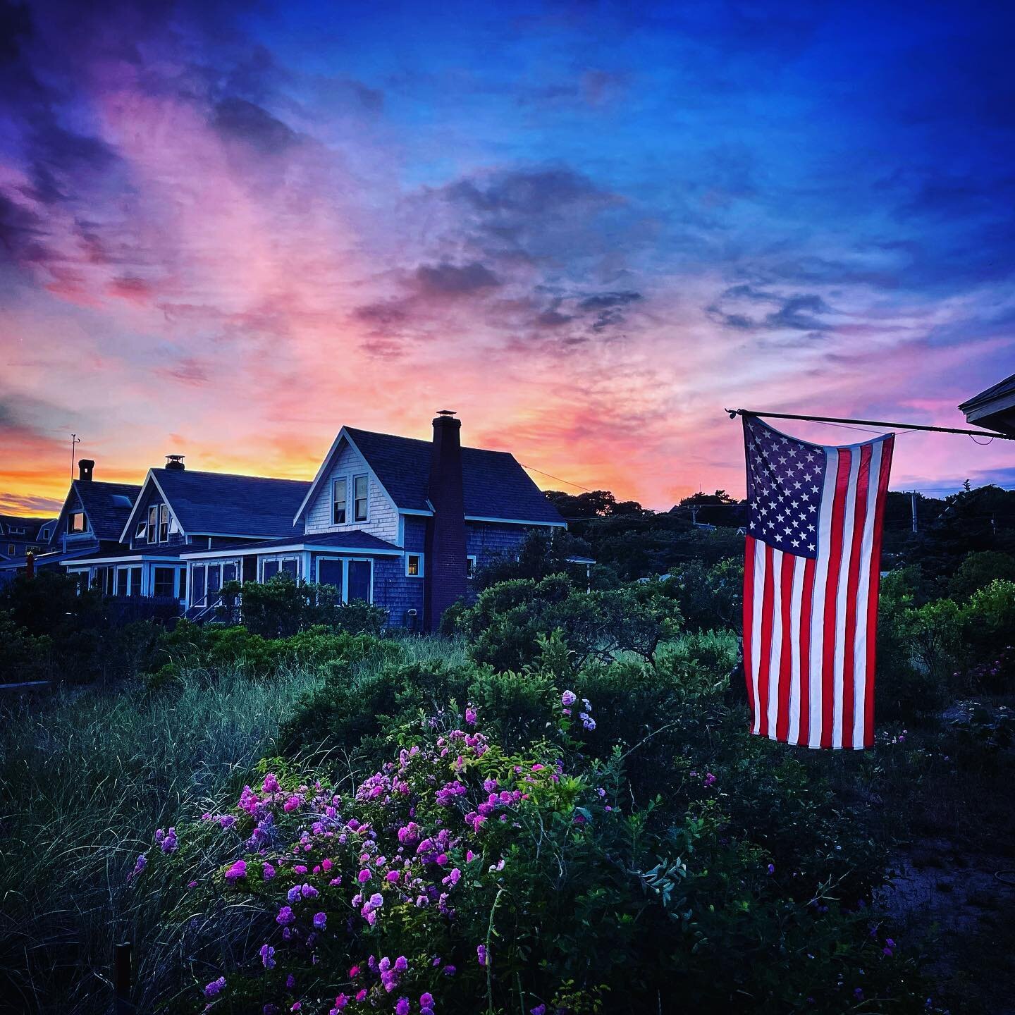 One from last night 🌅 🇺🇸 

#Sunset #4thOfJuly #IndependenceDay #summer #weekend #twilight #ptown #capecod #provincetown #beach