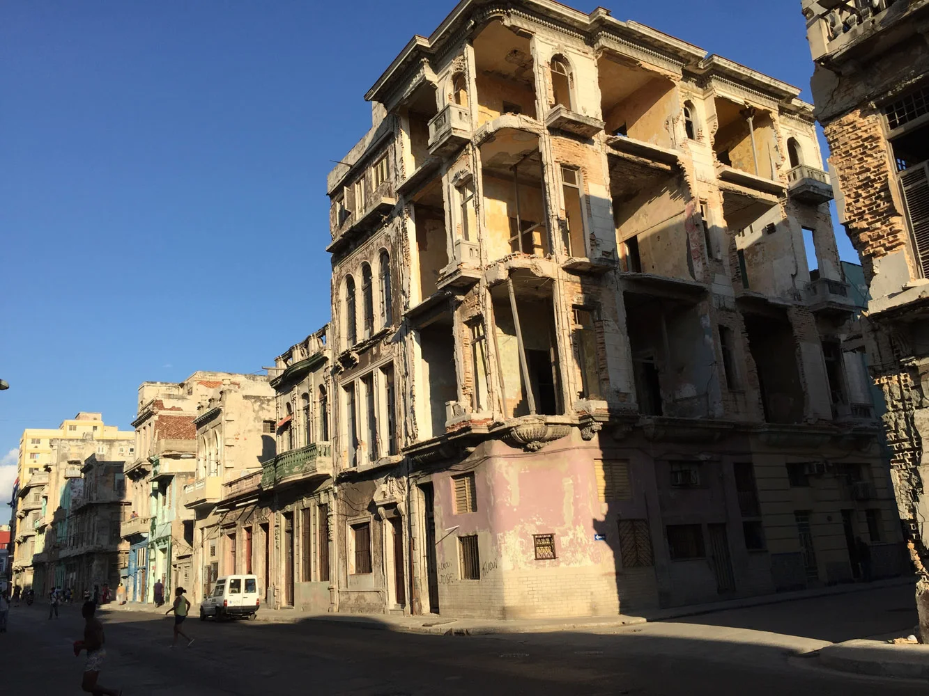 Cuba-Havana-Centro-Building-in-Ruin.jpg