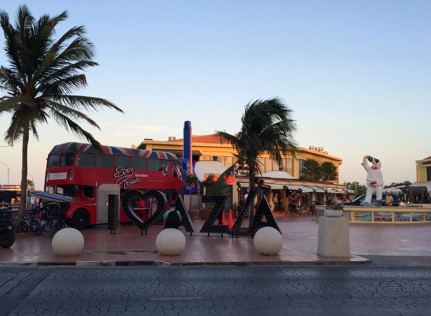 Aruba-Irausquin-Blvd-plaza.jpg