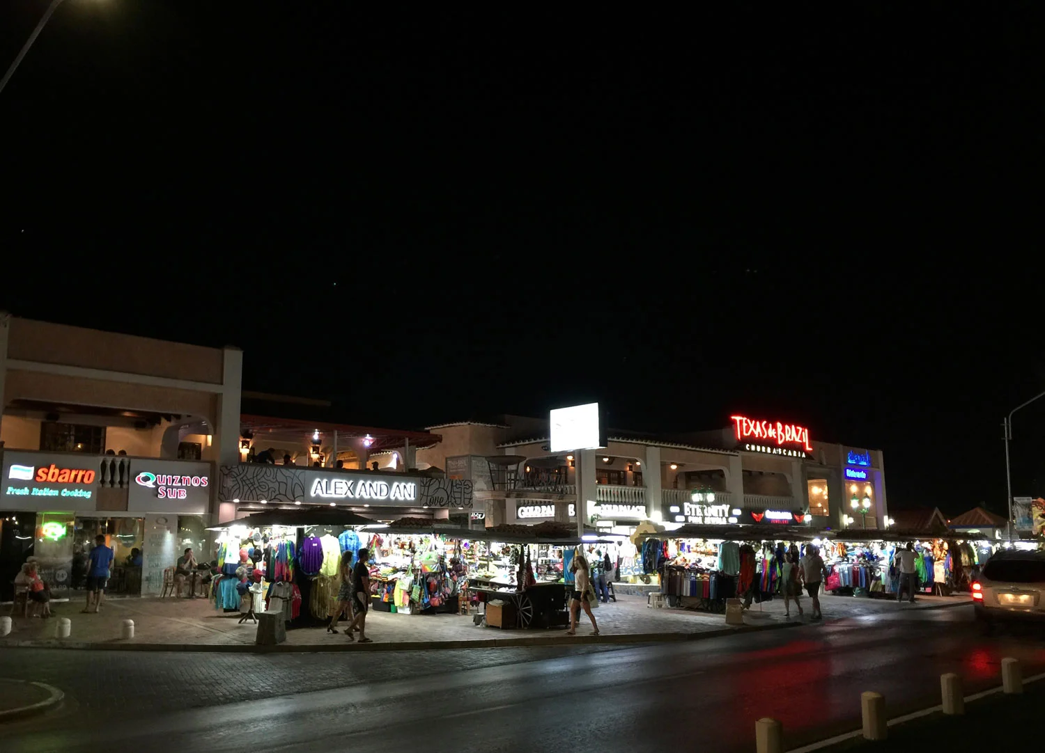 Aruba-Irausquin-Blvd-shopping-night.jpg