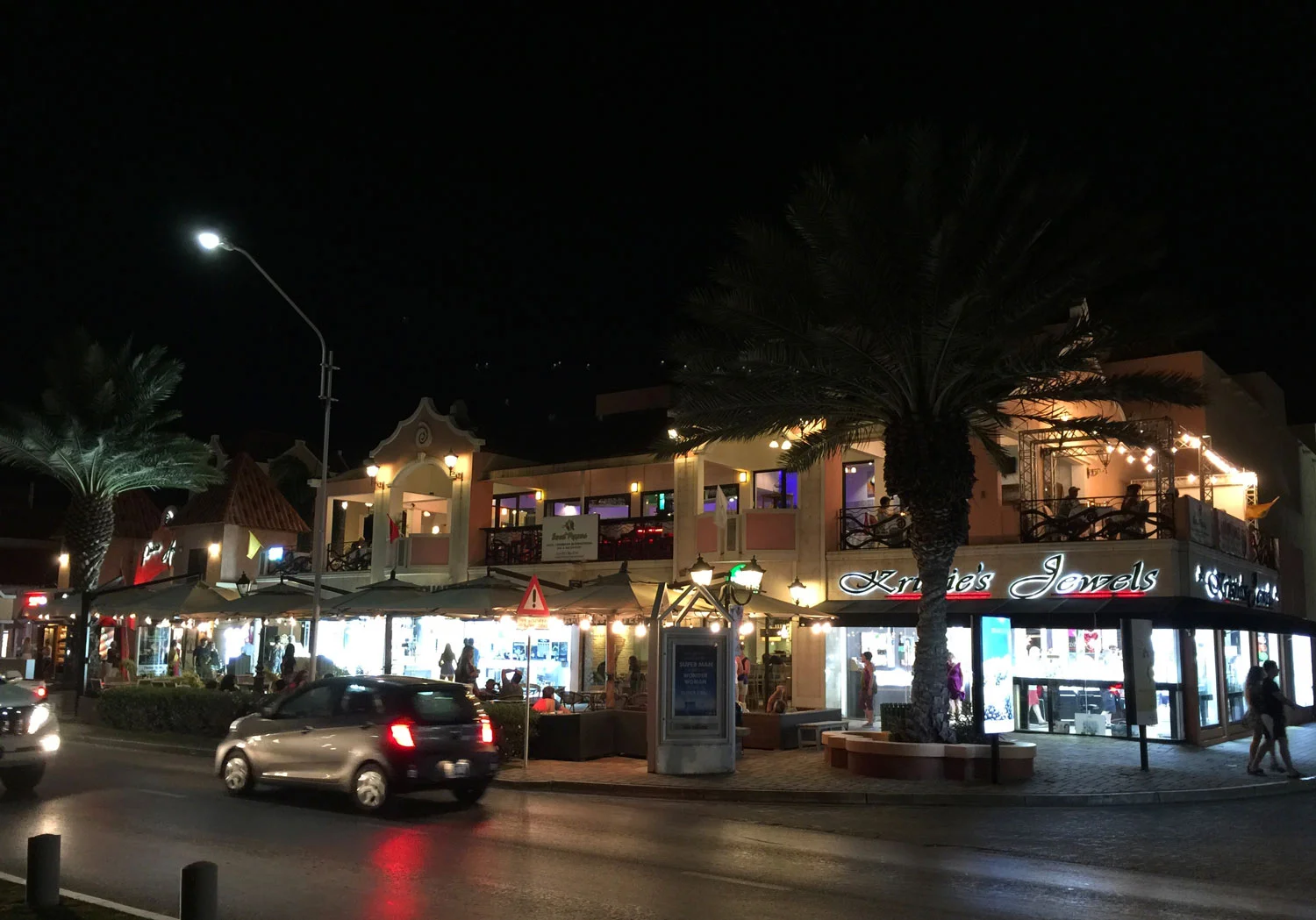 Aruba-Irausquin-Blvd-shopping-area.jpg