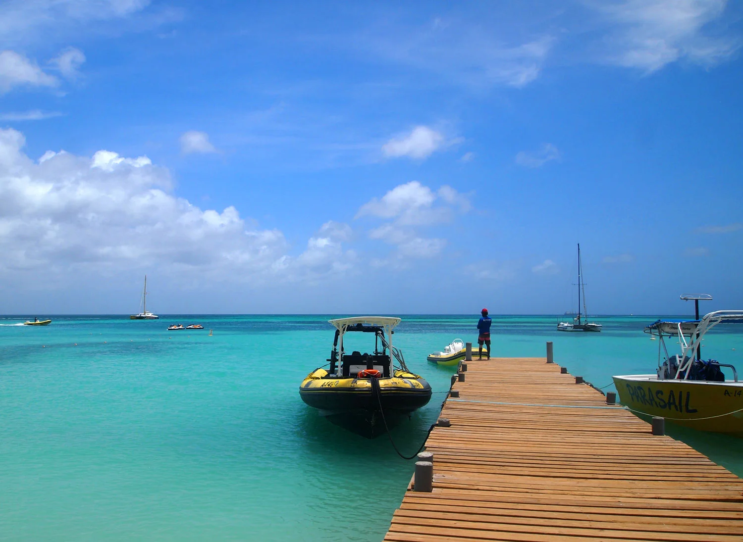 Aruba-Beach-Parasailing-boats-a.jpg