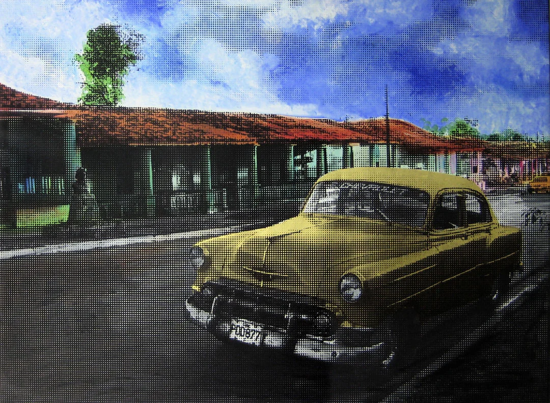 56_Cuba_Vinales_calle_con_coche_d_oro.jpg