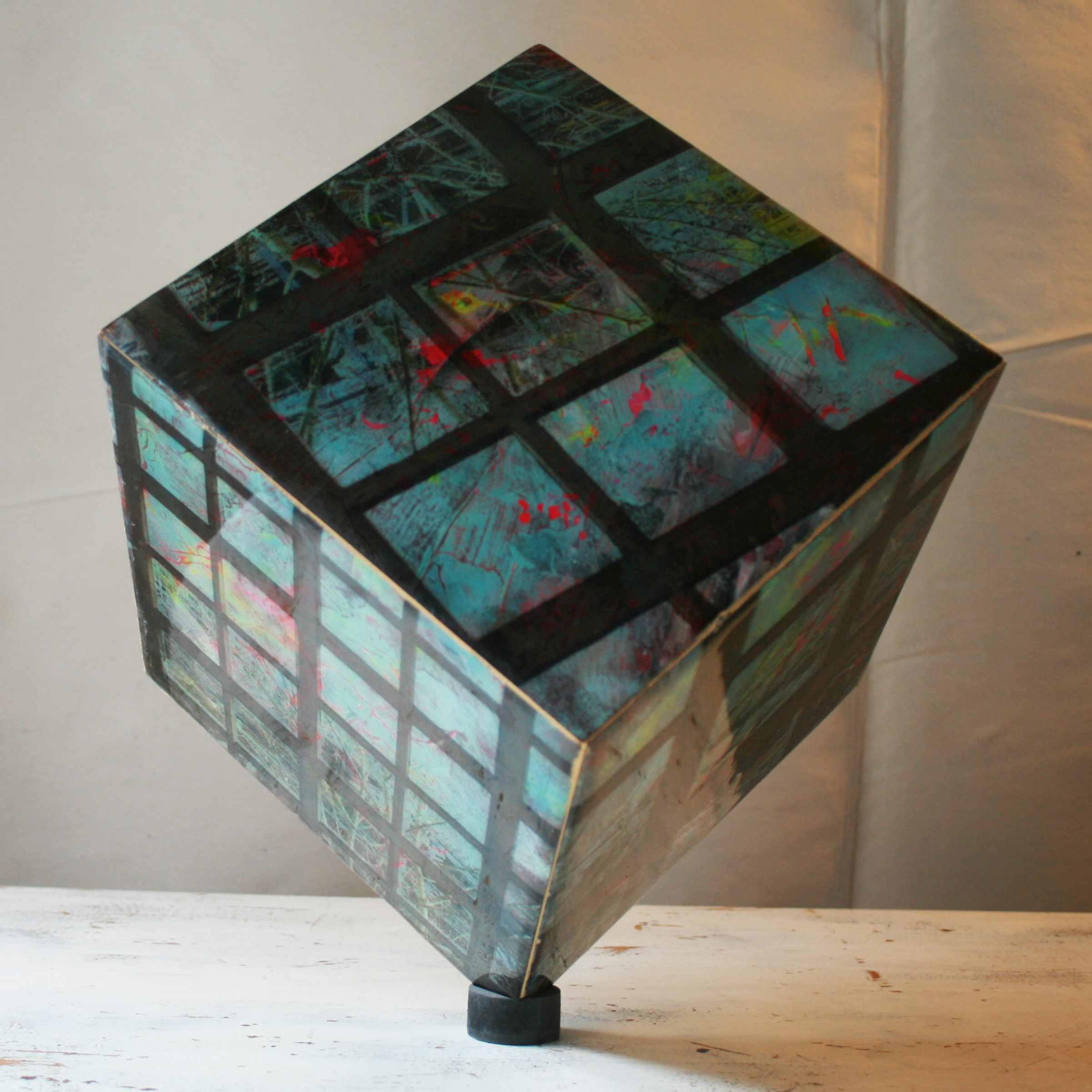 CUBES_hinter_Gitter_Raschi_Kueng.jpg