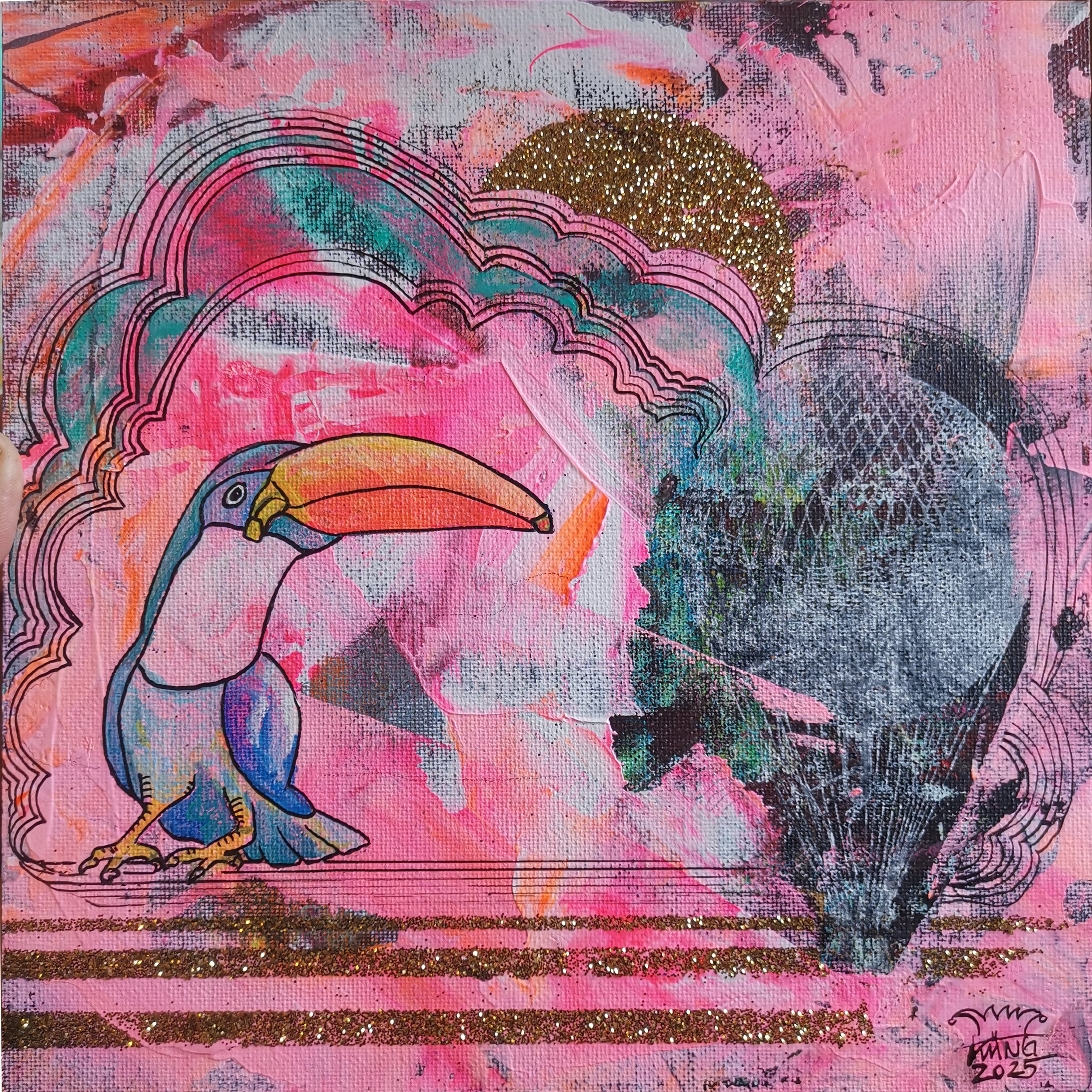  BananaTukan Rosa mit Glitzer . 2025 . 24 × 24 cm . Acryl und GLitzer auf Leinen auf 16 mm MDF Schwarz 