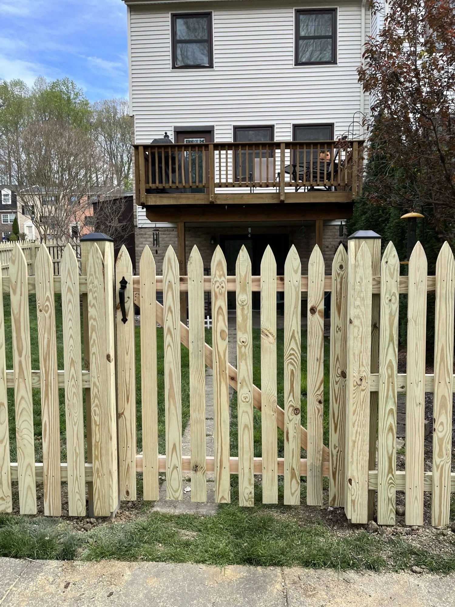 Picket Wood Fence Pictures 🦀 Maryland Decking Decks, Patios, and Fencing