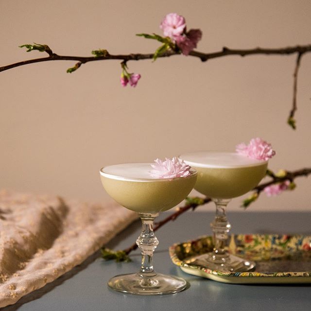 Cheers to a stunning spring weekend ahead! ☀️🌸 Photo by @belenaquinophoto and stunning Philosopher's Path matcha cocktail by @_valcohol