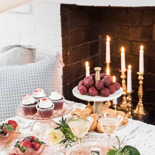 Is there anything better than a casual, cozy Valentine&rsquo;s day? 
Planning: @clovereventschicago 
Photography: @belenaquinophoto @gerberscarpelliweddings 
China + Glassware: @gathervintagetables 
Calligraphy: @simplyscriptedink 
Florals: @mayflora