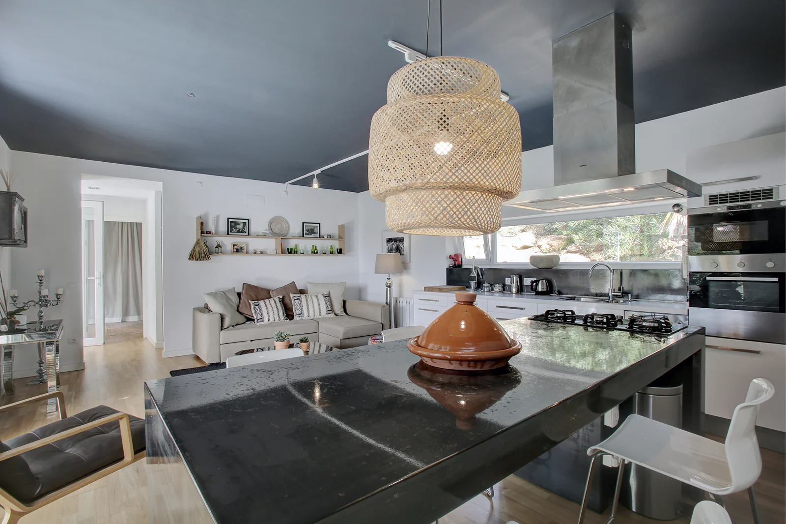 Snug open plan kitchen & dining island