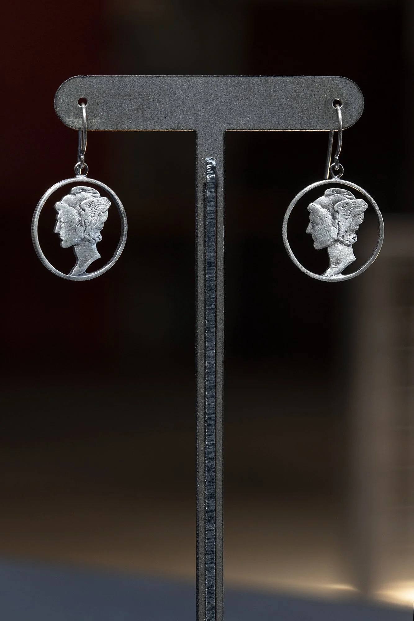 LibertyCircledOnStand_2000px.jpg
