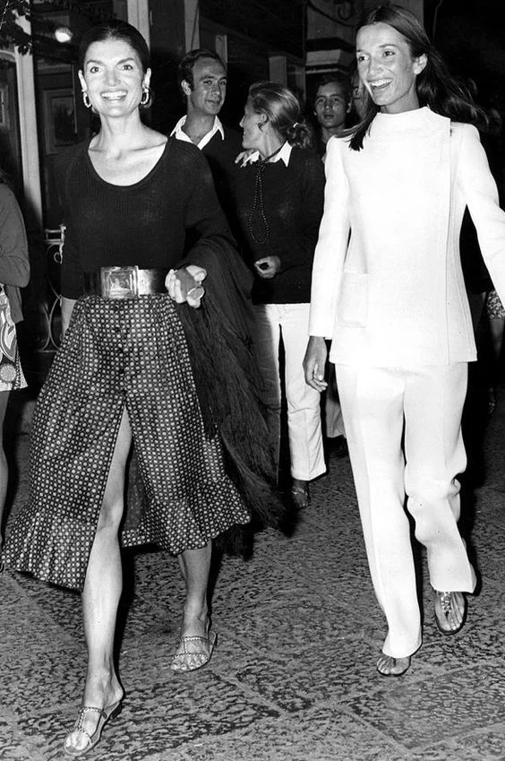 Jackie Onassis and her sister Lee Radziwill