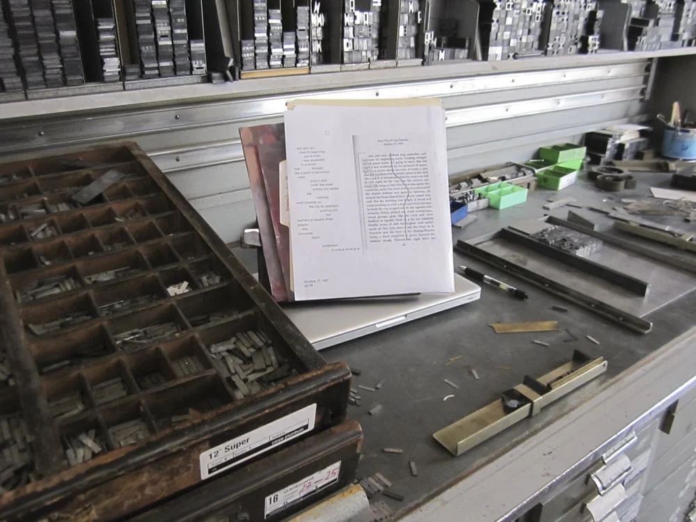 Setting type for "anderswo verschieden und fast dasselbe | elsewhere different and almost the same". carpe plumbum, Leipzig, Germany, 2015. 