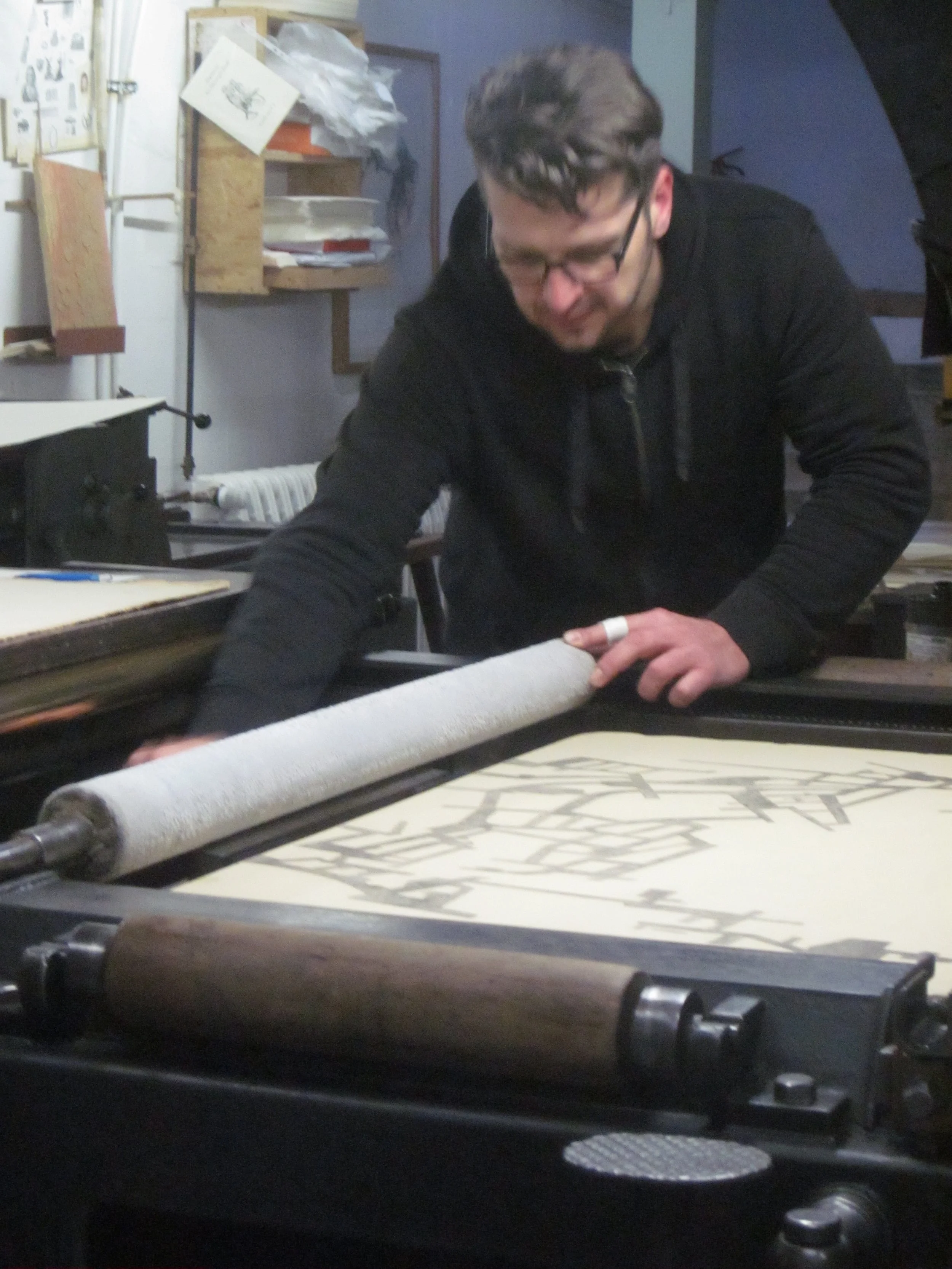  Printing the lithograph for "in dieser zeit | in this time". &nbsp;Master printer Thomas Franke, stein_werk, Leipzig, Germany, 2012. 