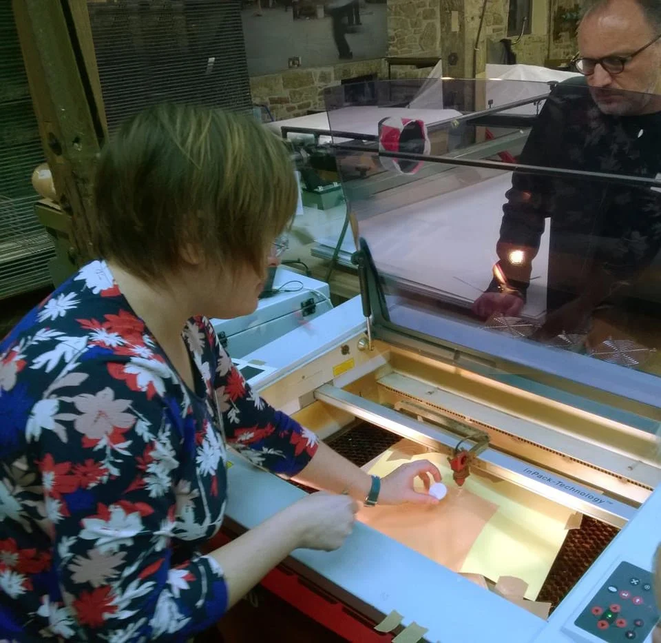 Demonstrating laser engraving techniques at International Printmaking Symposium SNAP, Rheine, Germany, 2015. Photo: Tracy Hill