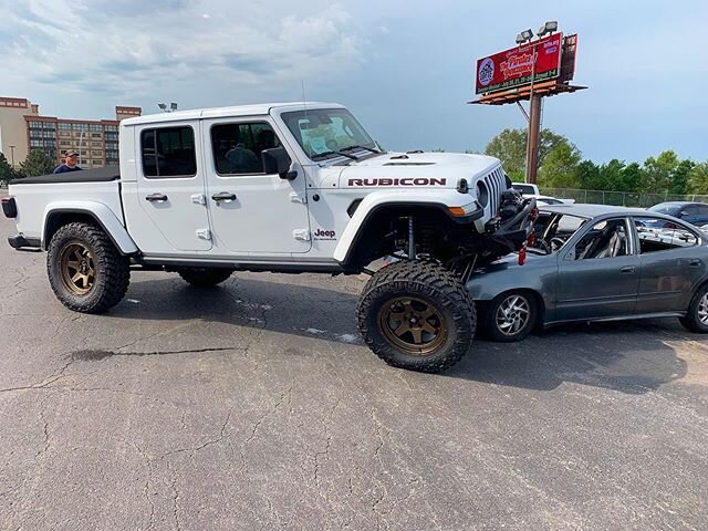 We&rsquo;re lovin this Jeep Gladiator in action! #semapro ⬇️ Build Details 
4.5&rdquo; Lift
20&rdquo; wheels 
40x13.50R20 Tires
Power Steps
Front Bumper 
Winch 
Custom Graphics 
Window Tint
.

#restyler #jeep #gladiator #offroad #liftedgladiator
