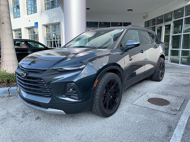 2020 Blazer looking stealth with chrome delete , Flat black vinyl roof @kmcwheels , black badging and tinted windows .
.
.
.
#chevy #blazer #chevyblazer #miamicars #stealthmode #2020cars #limitededitioncars #247cars #suv #chevytrucks #miamicars #cust