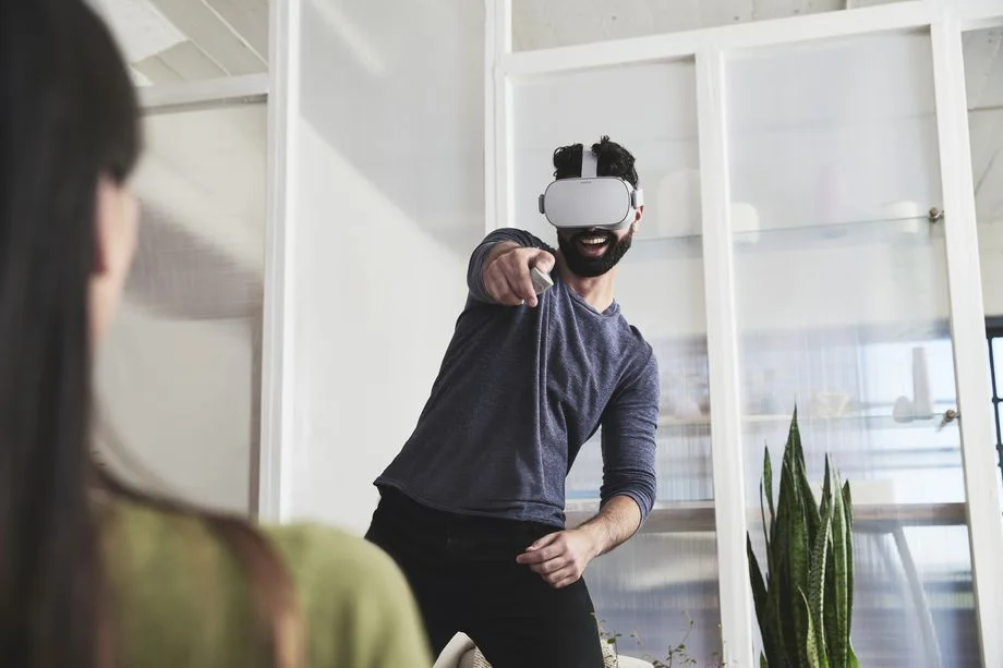 Oculus_Go_Lifestyle_Shot_2.0.jpg