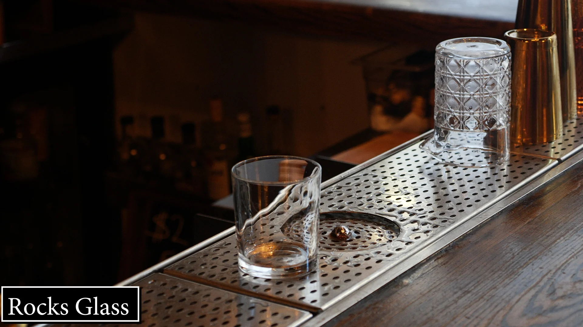 Rocks (or ‘Old Fashioned’ glass) The name says it all! This glass will typically be used for ‘Old-Fashioned’-style cocktails, which go heavy on the booze (2oz), and most commonly have ice covering the liquid.There are, however, many ways this glass …